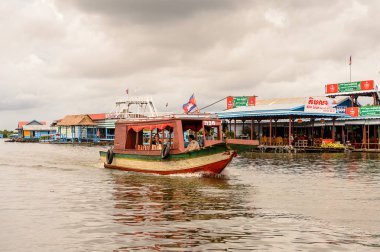 Lake Tonle Sap, Combodia - 28 Eylül 2014: Chong Knies Village, Tonle Sap Gölü, Güneydoğu Asya'nın en büyük tatlı su gölü, 1997 yılından bu yana Unesco biyosferi