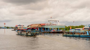 Lake Tonle Sap, Combodia - 28 Eylül 2014: Tonle Sap üzerinde yüzen bir köy Chong Knies görünümü. Tonle Sap Gölü, 1997'den beri Unesco biyosferi olan Güneydoğu Asya'nın en büyük tatlı su gölüdür.