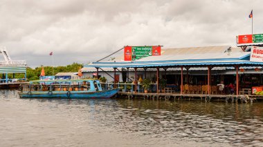 Lake Tonle Sap, Combodia - 28 Eylül 2014: Tonle Sap üzerinde yüzen bir köy Chong Knies görünümü. Tonle Sap Gölü, 1997'den beri Unesco biyosferi olan Güneydoğu Asya'nın en büyük tatlı su gölüdür.