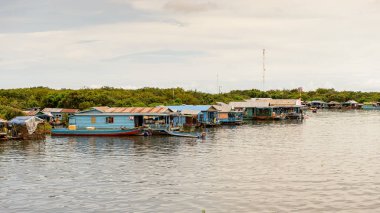 Lake Tonle Sap, Combodia - 28 Eylül 2014: Tonle Sap üzerinde yüzen bir köy Chong Knies görünümü. Tonle Sap Gölü, 1997'den beri Unesco biyosferi olan Güneydoğu Asya'nın en büyük tatlı su gölüdür.
