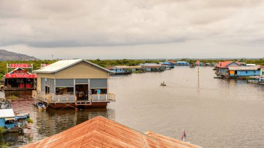 Lake Tonle Sap, Combodia - 28 Eylül 2014: Tonle Sap üzerinde yüzen bir köy Chong Knies görünümü. Tonle Sap Gölü, 1997'den beri Unesco biyosferi olan Güneydoğu Asya'nın en büyük tatlı su gölüdür.