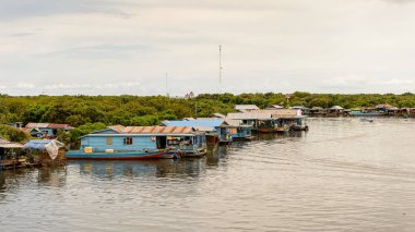 Lake Tonle Sap, Combodia - 28 Eylül 2014: Tonle Sap üzerinde yüzen bir köy Chong Knies görünümü. Tonle Sap Gölü, 1997'den beri Unesco biyosferi olan Güneydoğu Asya'nın en büyük tatlı su gölüdür.