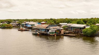 Lake Tonle Sap, Combodia - 28 Eylül 2014: Tonle Sap üzerinde yüzen bir köy Chong Knies görünümü. Tonle Sap Gölü, 1997'den beri Unesco biyosferi olan Güneydoğu Asya'nın en büyük tatlı su gölüdür.