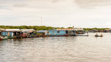 Lake Tonle Sap, Combodia - 28 Eylül 2014: Tonle Sap üzerinde yüzen bir köy Chong Knies görünümü. Tonle Sap Gölü, 1997'den beri Unesco biyosferi olan Güneydoğu Asya'nın en büyük tatlı su gölüdür.