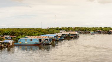 Lake Tonle Sap, Combodia - 28 Eylül 2014: Tonle Sap üzerinde yüzen bir köy Chong Knies görünümü. Tonle Sap Gölü, 1997'den beri Unesco biyosferi olan Güneydoğu Asya'nın en büyük tatlı su gölüdür.