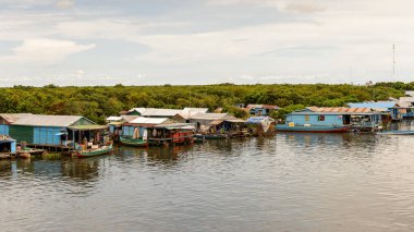 Lake Tonle Sap, Combodia - 28 Eylül 2014: Tonle Sap üzerinde yüzen bir köy Chong Knies görünümü. Tonle Sap Gölü, 1997'den beri Unesco biyosferi olan Güneydoğu Asya'nın en büyük tatlı su gölüdür.