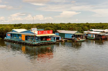 Lake Tonle Sap, Combodia - 28 Eylül 2014: Tonle Sap üzerinde yüzen bir köy Chong Knies görünümü. Tonle Sap Gölü, 1997'den beri Unesco biyosferi olan Güneydoğu Asya'nın en büyük tatlı su gölüdür.