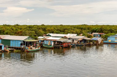 Lake Tonle Sap, Combodia - 28 Eylül 2014: Tonle Sap üzerinde yüzen bir köy Chong Knies görünümü. Tonle Sap Gölü, 1997'den beri Unesco biyosferi olan Güneydoğu Asya'nın en büyük tatlı su gölüdür.
