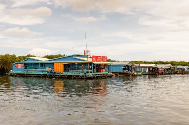 Lake Tonle Sap, Combodia - 28 Eylül 2014: Tonle Sap üzerinde yüzen bir köy Chong Knies görünümü. Tonle Sap Gölü, 1997'den beri Unesco biyosferi olan Güneydoğu Asya'nın en büyük tatlı su gölüdür.