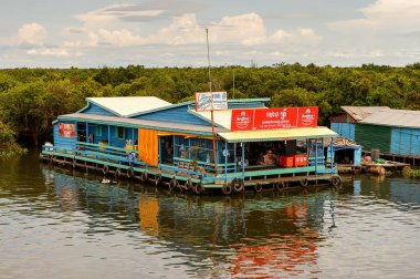 Lake Tonle Sap, Combodia - 28 Eylül 2014: Tonle Sap üzerinde yüzen bir köy Chong Knies görünümü. Tonle Sap Gölü, 1997'den beri Unesco biyosferi olan Güneydoğu Asya'nın en büyük tatlı su gölüdür.