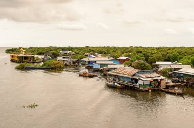 Lake Tonle Sap, Combodia - 28 Eylül 2014: Tonle Sap üzerinde yüzen bir köy Chong Knies görünümü. Tonle Sap Gölü, 1997'den beri Unesco biyosferi olan Güneydoğu Asya'nın en büyük tatlı su gölüdür.