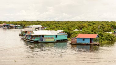 Lake Tonle Sap, Combodia - 28 Eylül 2014: Tonle Sap üzerinde yüzen bir köy Chong Knies görünümü. Tonle Sap Gölü, 1997'den beri Unesco biyosferi olan Güneydoğu Asya'nın en büyük tatlı su gölüdür.