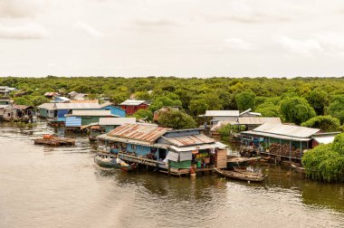 Lake Tonle Sap, Combodia - 28 Eylül 2014: Tonle Sap üzerinde yüzen bir köy Chong Knies görünümü. Tonle Sap Gölü, 1997'den beri Unesco biyosferi olan Güneydoğu Asya'nın en büyük tatlı su gölüdür.