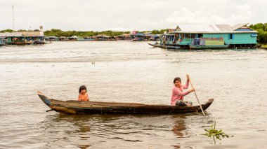 Tonle Sap Gölü, Combodia - 28 Eylül 2014: Güneydoğu Asya'nın en büyük tatlı su gölü olan Tonle Sap Gölü'nde kimliği belirsiz insanlar 1997'den beri Unesco biyosferi
