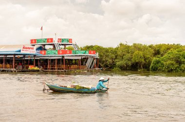 Tonle Sap Gölü, Combodia - 28 Eylül 2014: Güneydoğu Asya'nın en büyük tatlı su gölü olan Tonle Sap Gölü'nde kimliği belirsiz insanlar 1997'den beri Unesco biyosferi