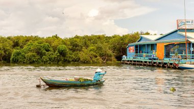 Tonle Sap Gölü, Combodia - 28 Eylül 2014: Güneydoğu Asya'nın en büyük tatlı su gölü olan Tonle Sap Gölü'nde kimliği belirsiz insanlar 1997'den beri Unesco biyosferi