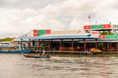 Lake Tonle Sap, Combodia - 28 Eylül 2014: Tonle Sap üzerinde yüzen bir köy Chong Knies Evleri. Tonle Sap Gölü, 1997'den beri Unesco biyosferi olan Güneydoğu Asya'nın en büyük tatlı su gölüdür.
