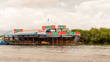 Lake Tonle Sap, Combodia - 28 Eylül 2014: Tonle Sap üzerinde yüzen bir köy Chong Knies Evleri. Tonle Sap Gölü, 1997'den beri Unesco biyosferi olan Güneydoğu Asya'nın en büyük tatlı su gölüdür.