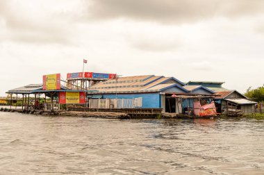 Lake Tonle Sap, Combodia - 28 Eylül 2014: Tonle Sap üzerinde yüzen bir köy Chong Knies Evleri. Tonle Sap Gölü, 1997'den beri Unesco biyosferi olan Güneydoğu Asya'nın en büyük tatlı su gölüdür.