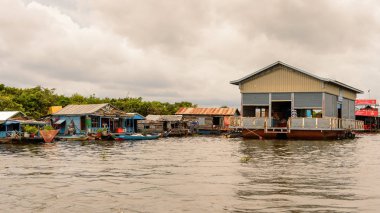 Lake Tonle Sap, Combodia - 28 Eylül 2014: Tonle Sap üzerinde yüzen bir köy Chong Knies Evleri. Tonle Sap Gölü, 1997'den beri Unesco biyosferi olan Güneydoğu Asya'nın en büyük tatlı su gölüdür.