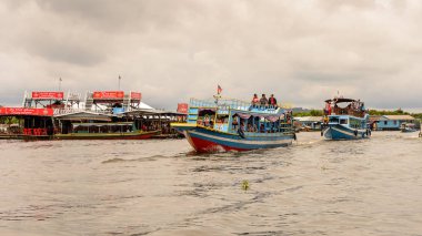 Lake Tonle Sap, Combodia - 28 Eylül 2014: Tonle Sap üzerinde yüzen bir köy Chong Knies Evleri. Tonle Sap Gölü, 1997'den beri Unesco biyosferi olan Güneydoğu Asya'nın en büyük tatlı su gölüdür.