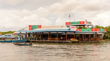 Lake Tonle Sap, Combodia - 28 Eylül 2014: Tonle Sap üzerinde yüzen bir köy Chong Knies Evleri. Tonle Sap Gölü, 1997'den beri Unesco biyosferi olan Güneydoğu Asya'nın en büyük tatlı su gölüdür.