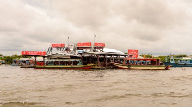 Lake Tonle Sap, Combodia - 28 Eylül 2014: Tonle Sap üzerinde yüzen bir köy Chong Knies Evleri. Tonle Sap Gölü, 1997'den beri Unesco biyosferi olan Güneydoğu Asya'nın en büyük tatlı su gölüdür.