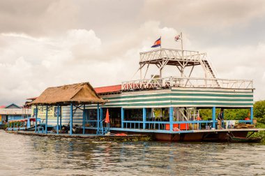 Lake Tonle Sap, Combodia - 28 Eylül 2014: Tonle Sap üzerinde yüzen bir köy Chong Knies Evleri. Tonle Sap Gölü, 1997'den beri Unesco biyosferi olan Güneydoğu Asya'nın en büyük tatlı su gölüdür.