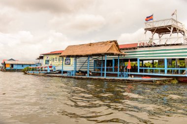 Lake Tonle Sap, Combodia - 28 Eylül 2014: Tonle Sap üzerinde yüzen bir köy Chong Knies Evleri. Tonle Sap Gölü, 1997'den beri Unesco biyosferi olan Güneydoğu Asya'nın en büyük tatlı su gölüdür.