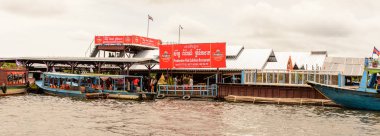 Lake Tonle Sap, Combodia - 28 Eylül 2014: Tonle Sap üzerinde yüzen bir köy Chong Knies Evleri. Tonle Sap Gölü, 1997'den beri Unesco biyosferi olan Güneydoğu Asya'nın en büyük tatlı su gölüdür.