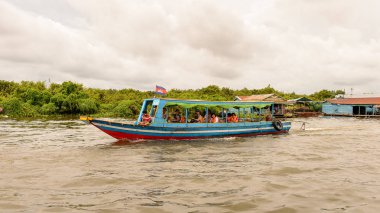 Lake Tonle Sap, Combodia - 28 Eylül 2014: Tonle Sap üzerinde yüzen bir köy Chong Knies Evleri. Tonle Sap Gölü, 1997'den beri Unesco biyosferi olan Güneydoğu Asya'nın en büyük tatlı su gölüdür.