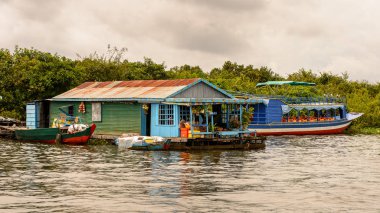 Lake Tonle Sap, Combodia - 28 Eylül 2014: Tonle Sap üzerinde Yüzen köy Chong Knies. Tonle Sap Gölü, 1997'den beri Unesco biyosferi olan Güneydoğu Asya'nın en büyük tatlı su gölüdür.