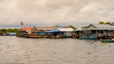 Lake Tonle Sap, Combodia - 28 Eylül 2014: Tonle Sap üzerinde Yüzen köy Chong Knies. Tonle Sap Gölü, 1997'den beri Unesco biyosferi olan Güneydoğu Asya'nın en büyük tatlı su gölüdür.