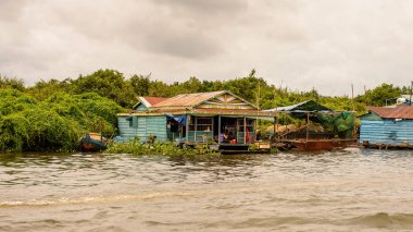 Lake Tonle Sap, Combodia - 28 Eylül 2014: Tonle Sap üzerinde yüzen bir köy Chong Knies Evleri. Tonle Sap Gölü, 1997'den beri Unesco biyosferi olan Güneydoğu Asya'nın en büyük tatlı su gölüdür.