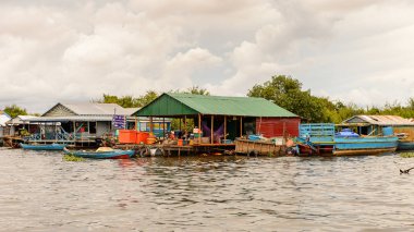 Lake Tonle Sap, Combodia - 28 Eylül 2014: Tonle Sap üzerinde Yüzen köy Chong Knies. Tonle Sap Gölü, 1997'den beri Unesco biyosferi olan Güneydoğu Asya'nın en büyük tatlı su gölüdür.