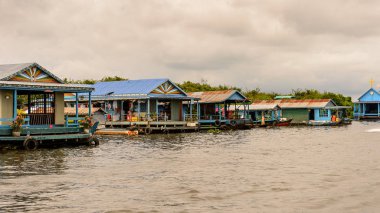 Lake Tonle Sap, Combodia - 28 Eylül 2014: Tonle Sap üzerinde yüzen bir köy Chong Knies Evleri. Tonle Sap Gölü, 1997'den beri Unesco biyosferi olan Güneydoğu Asya'nın en büyük tatlı su gölüdür.