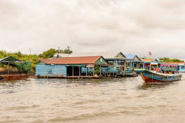 Lake Tonle Sap, Combodia - 28 Eylül 2014: Tonle Sap üzerinde yüzen bir köy Chong Knies Evleri. Tonle Sap Gölü, 1997'den beri Unesco biyosferi olan Güneydoğu Asya'nın en büyük tatlı su gölüdür.