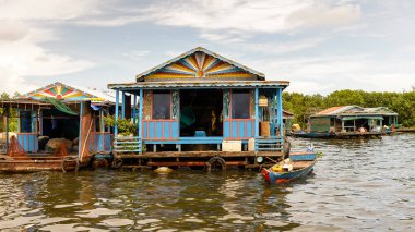 Lake Tonle Sap, Combodia - 28 Eylül 2014: Tonle Sap üzerinde yüzen bir köy Chong Knies Evleri. Tonle Sap Gölü, 1997'den beri Unesco biyosferi olan Güneydoğu Asya'nın en büyük tatlı su gölüdür.