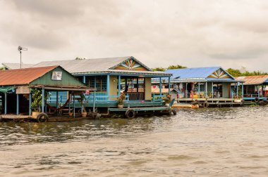 Lake Tonle Sap, Combodia - 28 Eylül 2014: Tonle Sap üzerinde yüzen bir köy Chong Knies Evleri. Tonle Sap Gölü, 1997'den beri Unesco biyosferi olan Güneydoğu Asya'nın en büyük tatlı su gölüdür.