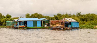 Lake Tonle Sap, Combodia - 28 Eylül 2014: Tonle Sap üzerinde Yüzen köy Chong Knies. Tonle Sap Gölü, 1997'den beri Unesco biyosferi olan Güneydoğu Asya'nın en büyük tatlı su gölüdür.