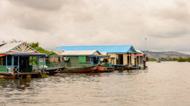 Lake Tonle Sap, Combodia - 28 Eylül 2014: Tonle Sap üzerinde Yüzen köy Chong Knies. Tonle Sap Gölü, 1997'den beri Unesco biyosferi olan Güneydoğu Asya'nın en büyük tatlı su gölüdür.