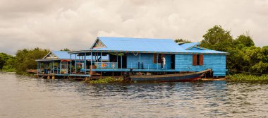 Lake Tonle Sap, Combodia - 28 Eylül 2014: Tonle Sap üzerinde Yüzen köy Chong Knies. Tonle Sap Gölü, 1997'den beri Unesco biyosferi olan Güneydoğu Asya'nın en büyük tatlı su gölüdür.