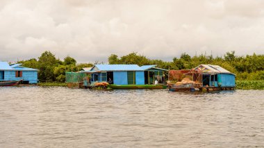 Lake Tonle Sap, Combodia - 28 Eylül 2014: Tonle Sap üzerinde Yüzen köy Chong Knies. Tonle Sap Gölü, 1997'den beri Unesco biyosferi olan Güneydoğu Asya'nın en büyük tatlı su gölüdür.