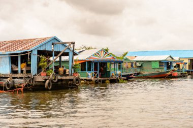 Lake Tonle Sap, Combodia - 28 Eylül 2014: Tonle Sap üzerinde Yüzen köy Chong Knies. Tonle Sap Gölü, 1997'den beri Unesco biyosferi olan Güneydoğu Asya'nın en büyük tatlı su gölüdür.