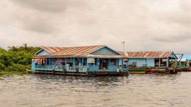 Lake Tonle Sap, Combodia - 28 Eylül 2014: Tonle Sap üzerinde Yüzen köy Chong Knies. Tonle Sap Gölü, 1997'den beri Unesco biyosferi olan Güneydoğu Asya'nın en büyük tatlı su gölüdür.