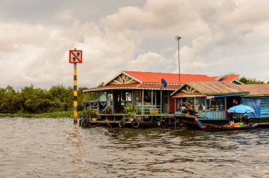 Lake Tonle Sap, Combodia - 28 Eylül 2014: Tonle Sap üzerinde Yüzen köy Chong Knies. Tonle Sap Gölü, 1997'den beri Unesco biyosferi olan Güneydoğu Asya'nın en büyük tatlı su gölüdür.