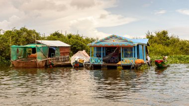 Lake Tonle Sap, Combodia - 28 Eylül 2014: Tonle Sap üzerinde Yüzen köy Chong Knies. Tonle Sap Gölü, 1997'den beri Unesco biyosferi olan Güneydoğu Asya'nın en büyük tatlı su gölüdür.