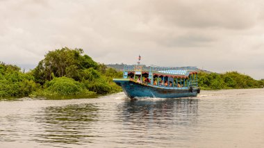 Lake Tonle Sap, Combodia - 28 Eylül 2014: Güneydoğu Asya'nın en büyük tatlı su gölü olan Tonle Sap Gölü'nde turist teknesiyle denize açılan kimliği belirsiz turistler, 1997'den beri Unesco biyosferi