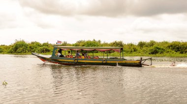 Lake Tonle Sap, Combodia - 28 Eylül 2014: Güneydoğu Asya'nın en büyük tatlı su gölü olan Tonle Sap Gölü'nde turist teknesiyle denize açılan kimliği belirsiz turistler, 1997'den beri Unesco biyosferi