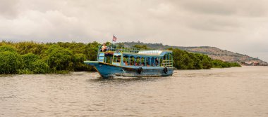 Lake Tonle Sap, Combodia - 28 Eylül 2014: Güneydoğu Asya'nın en büyük tatlı su gölü olan Tonle Sap Gölü'nde turist teknesiyle denize açılan kimliği belirsiz turistler, 1997'den beri Unesco biyosferi